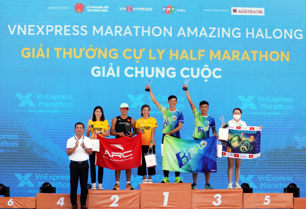 Đại diện Ban tổ chức trao giải chung cuộc cho các VĐV xuất sắc nhất ở cự ly 21 km và và 42 km...