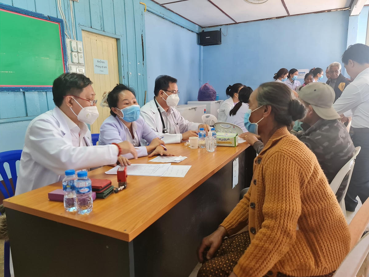 Người dân khám bệnh tại Bệnh viện Lê Văn Thịnh, TP Thủ Đức.