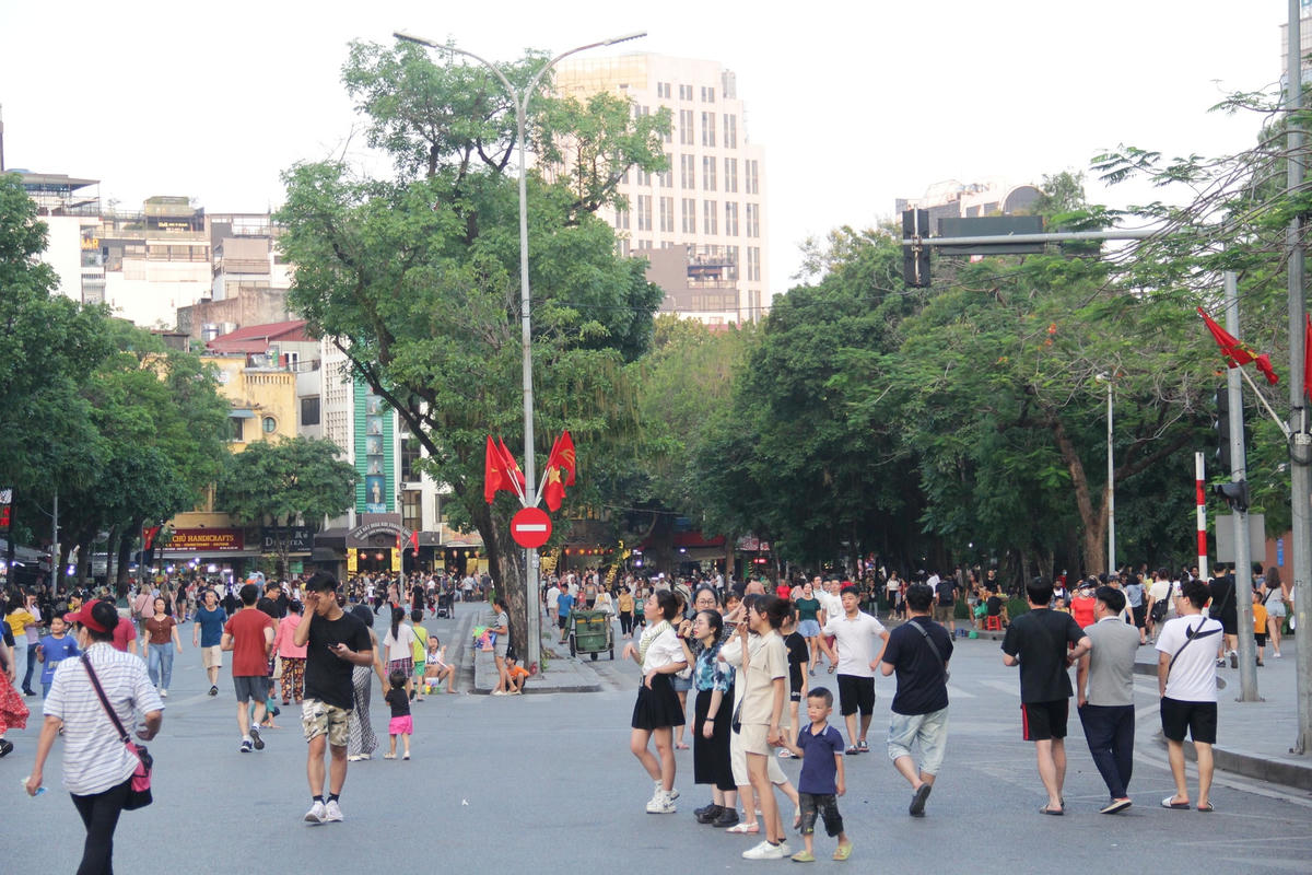 Không gian đi bộ khu vực hồ Gươm.