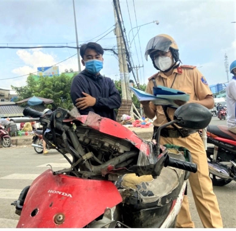 Xe máy cũ nát gây ô nhiễm không khí.