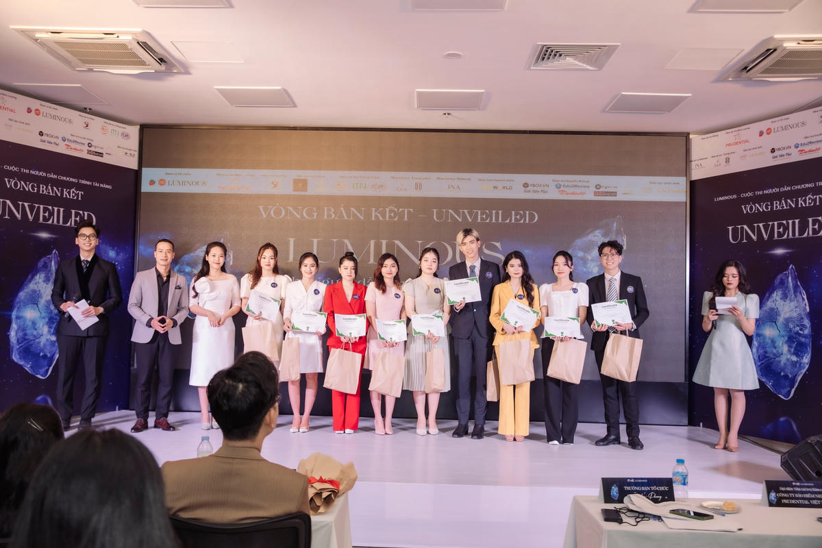 9 thí sinh dừng bước nhận chứng nhận và quà từ BTC cuộc thi.
