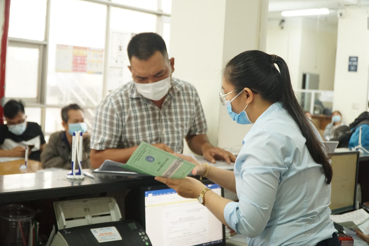 Người lao động làm thủ tục tại cơ quan Bảo hiểm xã hội. Ảnh: KHÁNH TRẦN.
