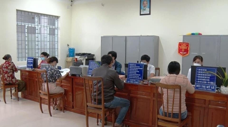 Tiếp nhân và hướng dẫn các thủ tục hành chính cho người dân tại địa phương.