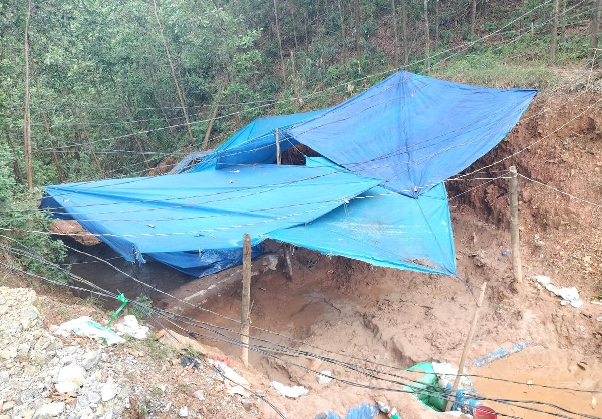Một lán trại những kẻ thác vàng trái phép bỏ hoang.