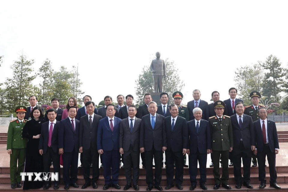 Tổng Bí thư Tô Lâm và Đoàn công tác Trung ương tại Tượng đài Tổng Bí thư Trường Chinh ở thị trấn Xuân Trường, huyện Xuân Trường. (Ảnh: Thống Nhất/TTXVN)