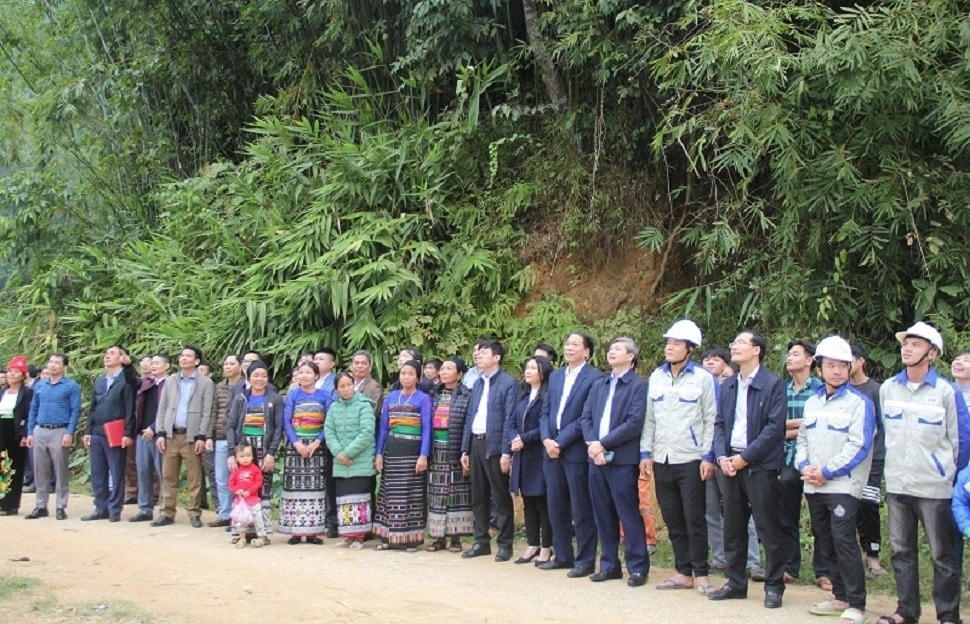 Đại diện Sở Công Thương, Ban Dân tộc tỉnh Thanh Hóa, chính quyền địa phương, Công ty Điện lực Thanh Hóa và bà con bản Xa Mang chứng kiến thời khắc đóng điện lưới Quốc gia.