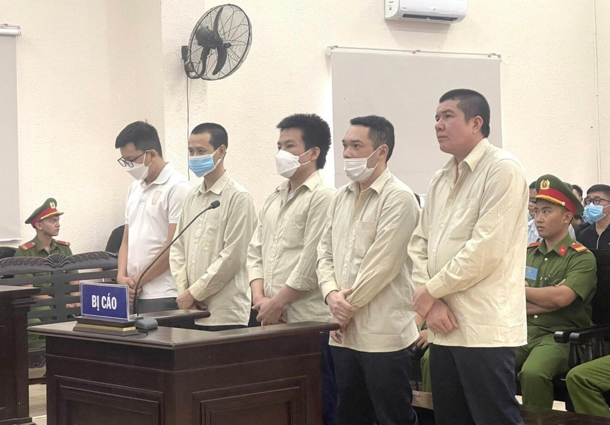 Các bị cáo lừa đảo hàng trăm người, chiếm đoạt số tiền lớn tại toà.