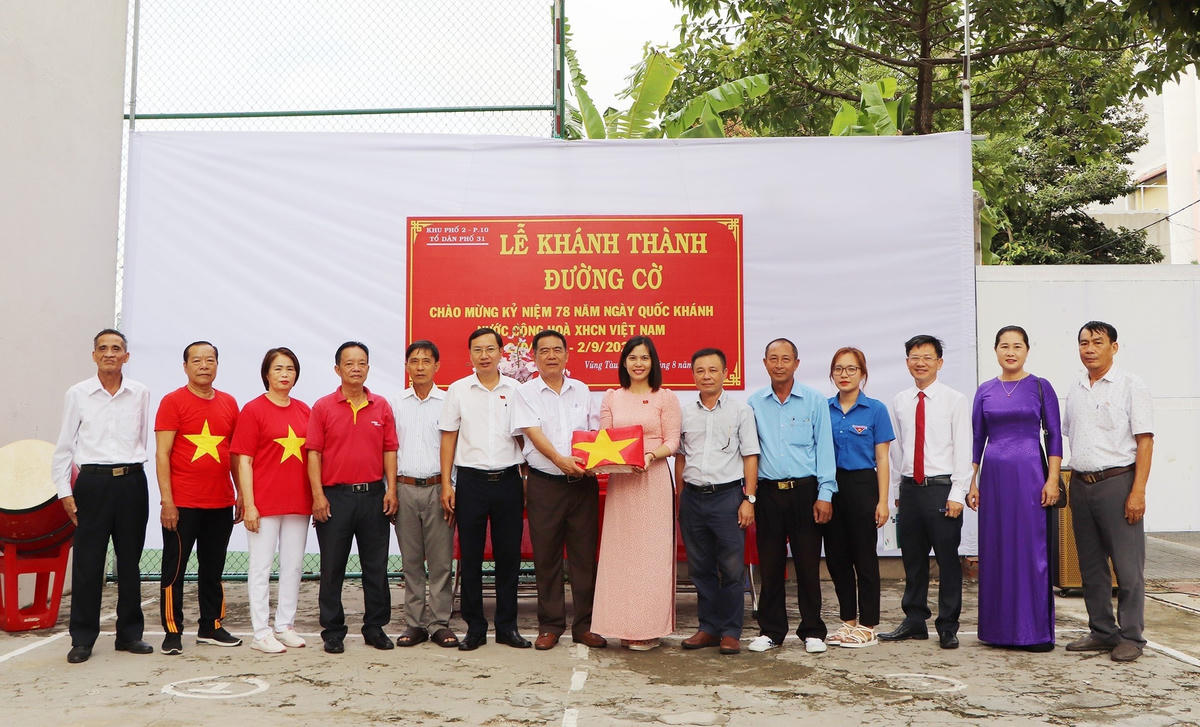 Trao cờ Tổ quốc cho nhân dân đang sinh sống dọc 9 tuyến đường gồm: Huỳnh Văn Hớn và Hàng Điều 1,2,3,4,5,7,9,11 thuộc tổ 31, khu phố 2, phường 10, TP Vũng Tàu. 