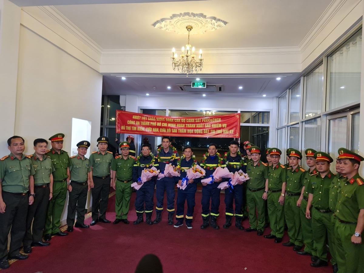 Lãnh đạo Công an TPHCM tặng hoa 5 chiến sĩ của lực lượng PCCC trở về từ Thổ Nhĩ Kỳ.