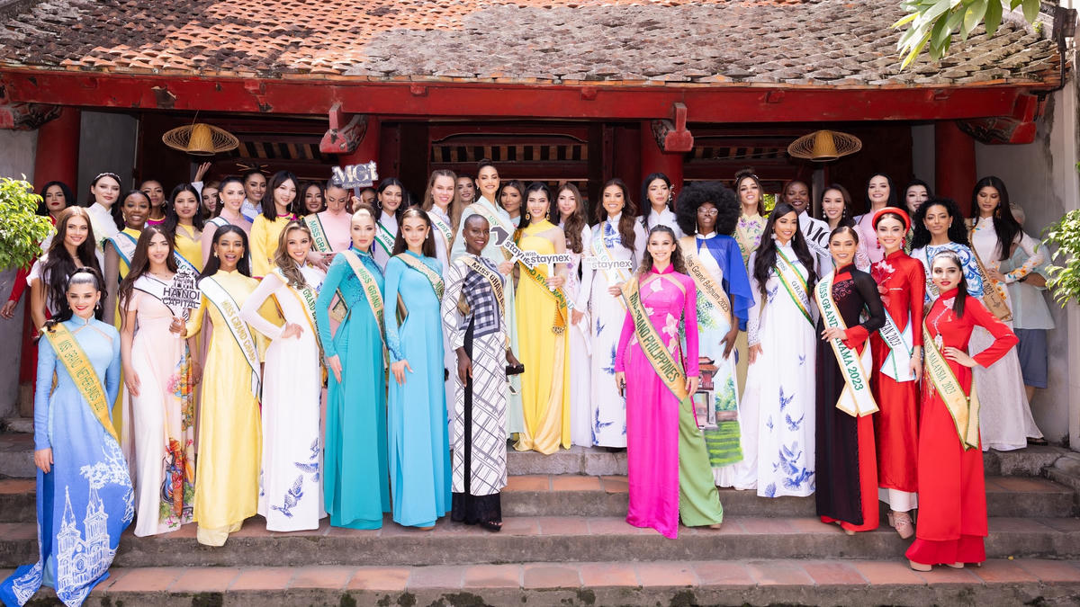 Đại diện Việt Nam - Hoa hậu Lê Hoàng Phương cũng không quên giới thiệu cho bạn bè quốc tế rằng đây là trường đại học đầu tiên của Việt Nam, các sĩ tử đến địa điểm này để cầu may trong chuyện học tập, thi cử.