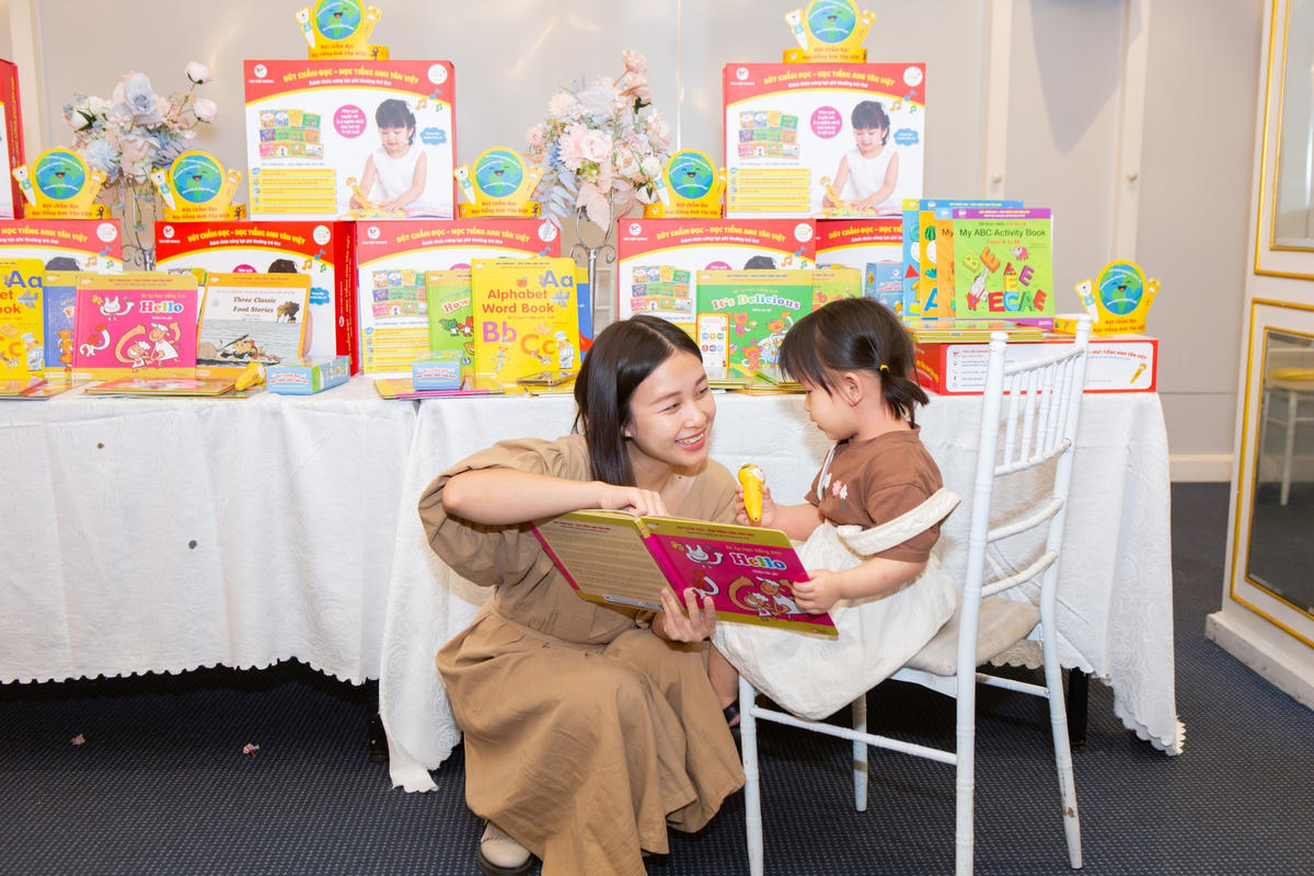 Chị Quỳnh Anh và bé MinHee trải nghiệm sử dụng bộ sách Bút chấm đọc - Học tiếng Anh".  