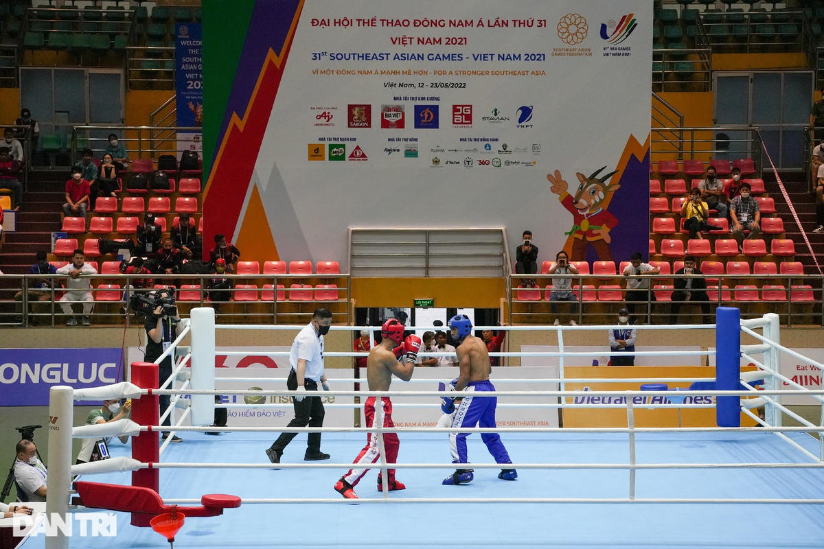 Kịch tính võ sĩ kickboxing Việt Nam đấm bay mũ đối thủ tại SEA Games 31