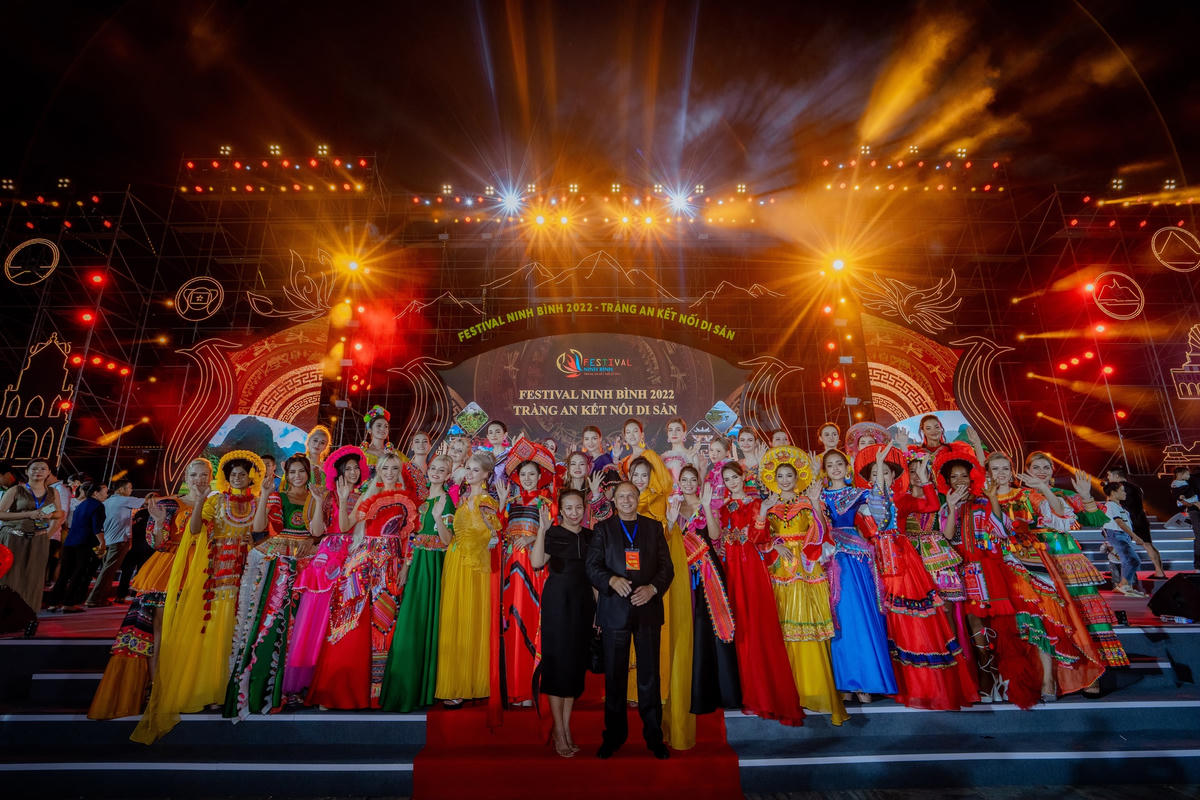 Việc những người đẹp diện trang phục truyền thống có ý nghĩa trong quảng bá văn hóa đất nước.