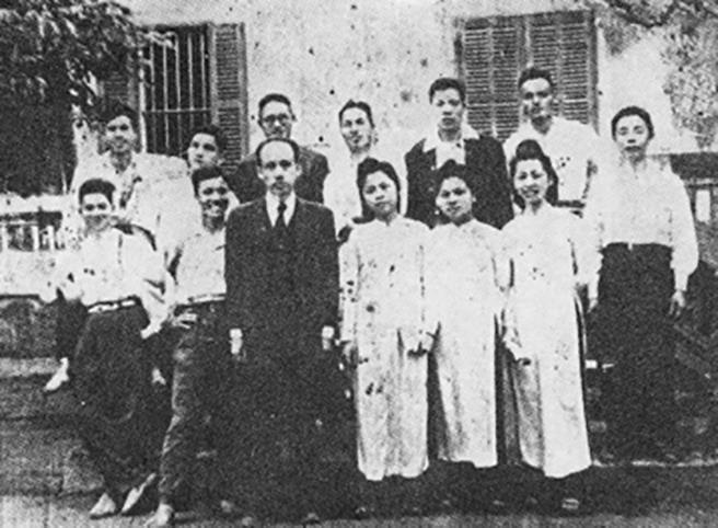 GS Cao Xuân Huy (thứ 3 từ trái sang, hàng đầu) cùng các học trò.  Ảnh tư liệu.  