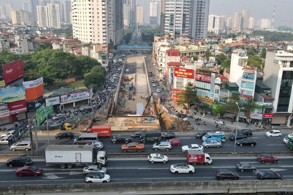 Anh Nguyễn Văn Đồng trú tại Chương Mỹ, Hà Nội chia sẻ: “Từ khi hầm chui rào chắn để thực hiện thi công dự án tuyến đường này thường xuyên xảy ra ùn tắc. Mỗi khi di chuyển qua tuyến đường này thường khá vất vả vì diện tích mặt đường sau rào chắn còn khá nhỏ trong khi lượng phương tiện khá đông đúc”.