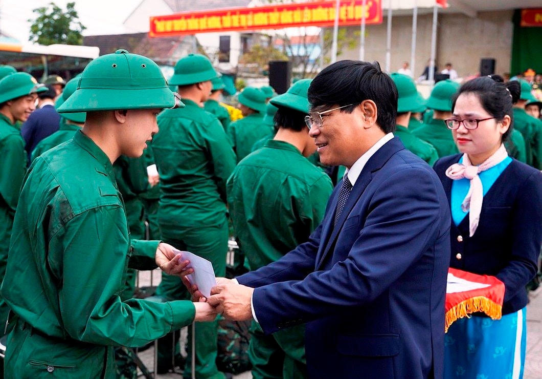 Ông Nguyễn Nam Tiến, Chủ tịch Uỷ ban MTTQ Việt Nam tỉnh Thừa Thiền - Huế thăm hỏi, động viên và tặng quà cho thanh niên trước khi lên đường nhập ngũ.