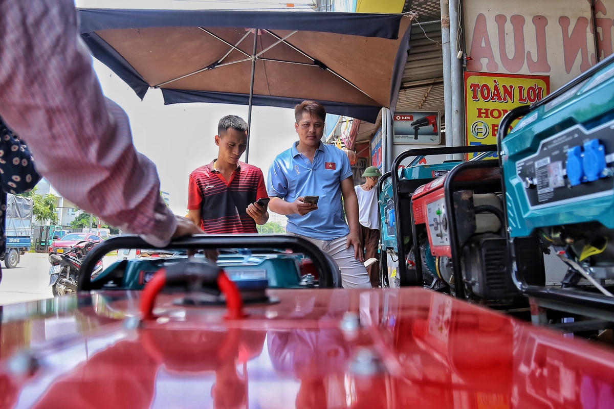 "Các cháu giờ đã được nghỉ hè nên thường xuyên ở nhà, trong khi đúng thời điểm trưa mất điện đến tôi còn không chịu nổi chứ chưa nói gì đến các cháu nhỏ. Tôi mong nhà nước cần phải có giải pháp chứ không thể nào cứ thích là cắt điện. Việc thiếu điện tôi cũng biết, gia đình cũng đã hạn chế việc tối đa dùng điện nhưng đơn vị điện lực cần phải xem xét việc cắt điện vào các khung giờ khác chứ đừng cắt vào giờ trưa để người dân còn nghỉ ngơi để chiều còn đi làm", ông Trung nhấn mạnh.