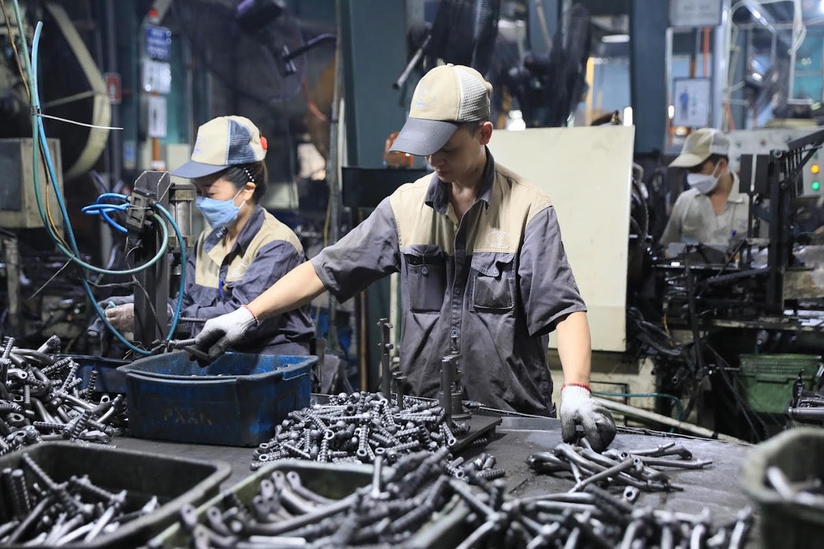 Doanh nghiệp cần vốn hỗ trợ lãi suất ưu đãi để khôi phục hoạt động sản xuất kinh doanh. Ảnh: Quang Vinh.