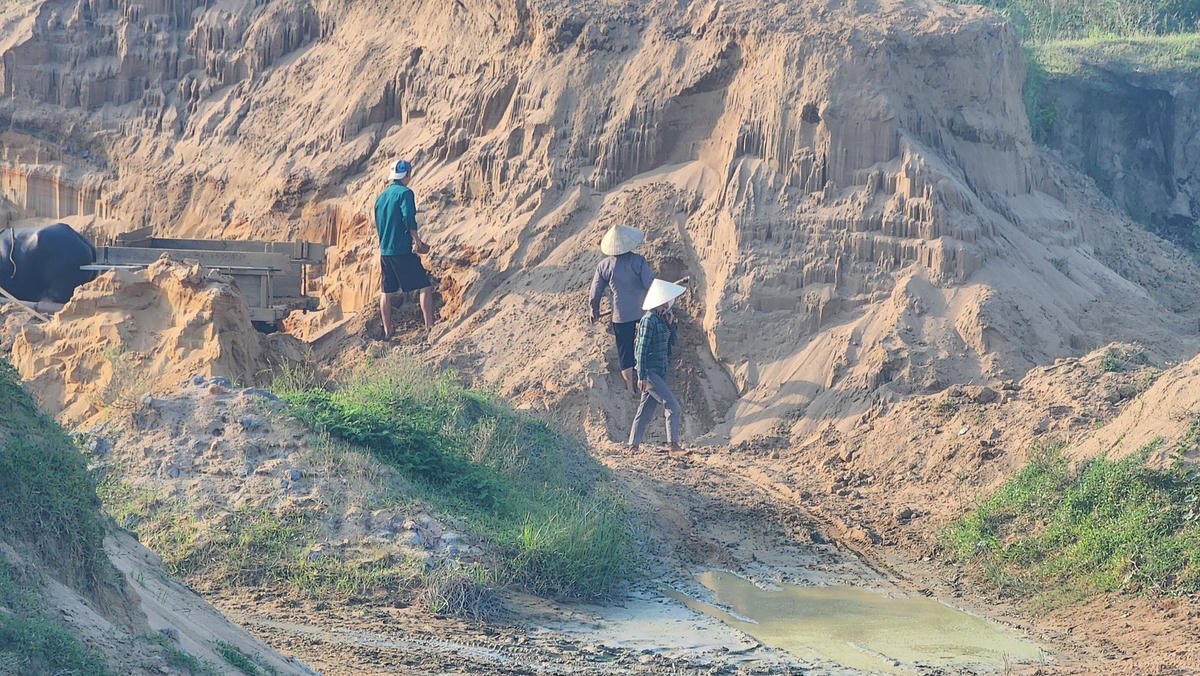 Đầu tiên, người dân đi xe bò, xe công nông tới khu vực khai thác, sau đó dùng các dụng cụ thô sơ như cuốc, xẻng… để xúc cát lộn đất lên xe.