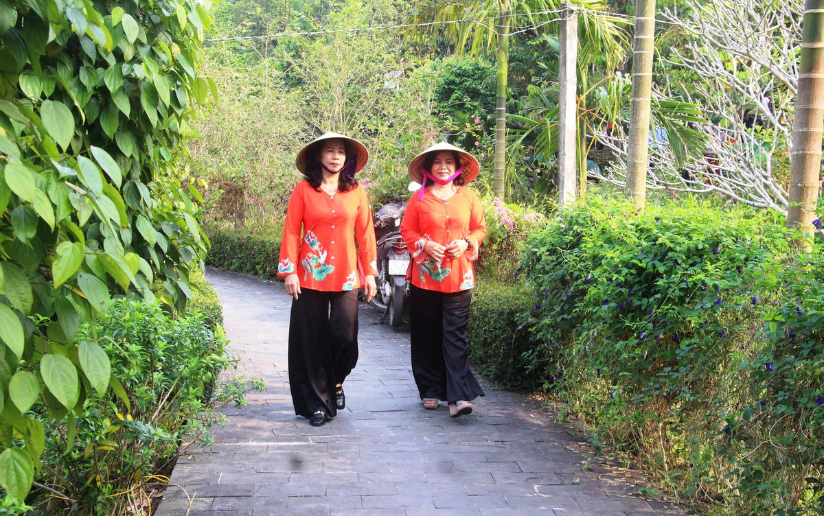 Du khách đến tham quan làng Lộc Yên.
