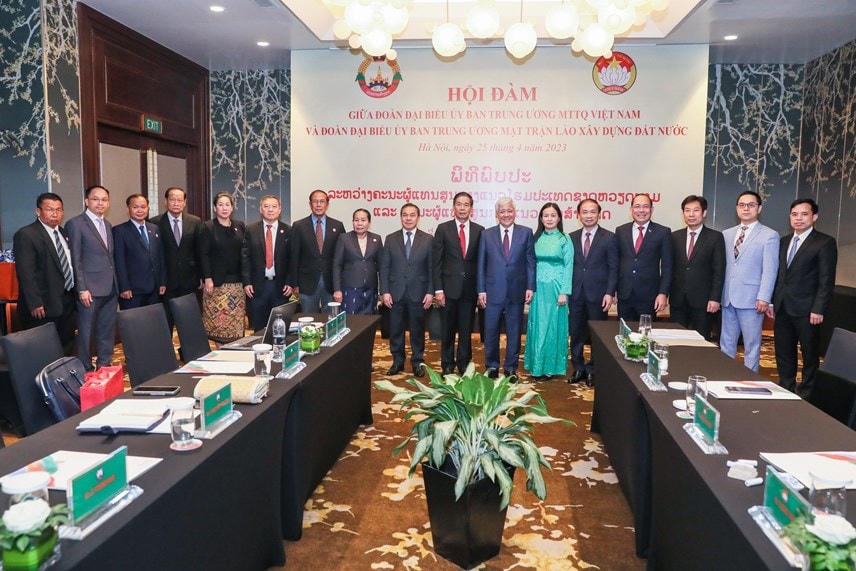 Chủ tịch UBTƯ MTTQ Việt Nam Đỗ Văn Chiến, Chủ tịch Ủy ban Trung ương Mặt trận Lào xây dựng đất nước Sinlavong Khoutphaythoune cùng các đại biểu tại Hội đàm, Ảnh: Quang Vinh.