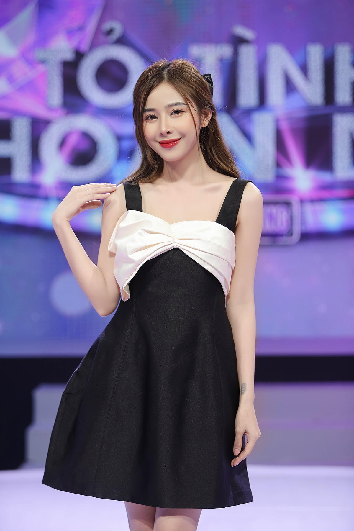 Phương Dung không ngần ngại bấm nút tỏ tình ngược với Đức Việt. Ảnh: Perfect Universe.  