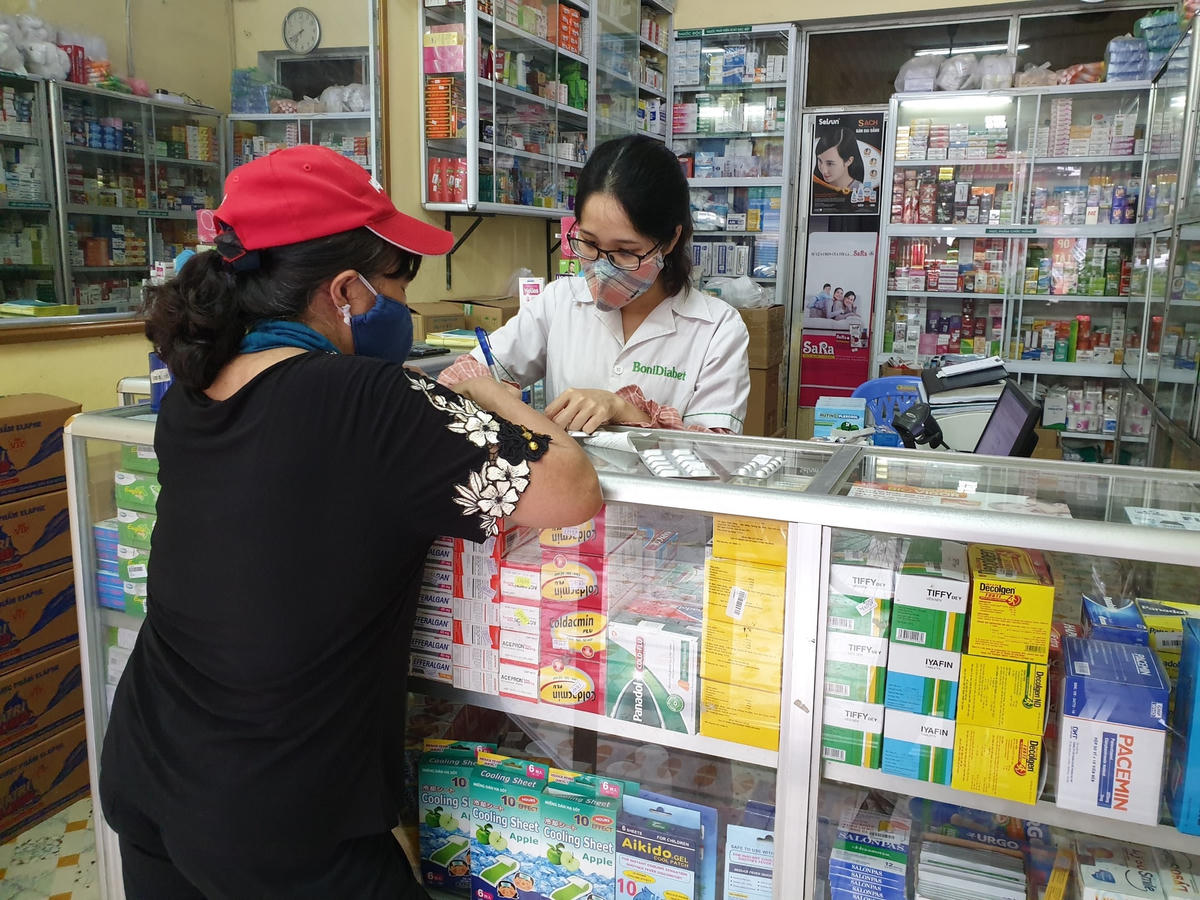 Bác sĩ khuyến cáo người dân không được tự ý mua và sử dụng thuốc hoặc mua theo đơn cũ. Ảnh minh họa.