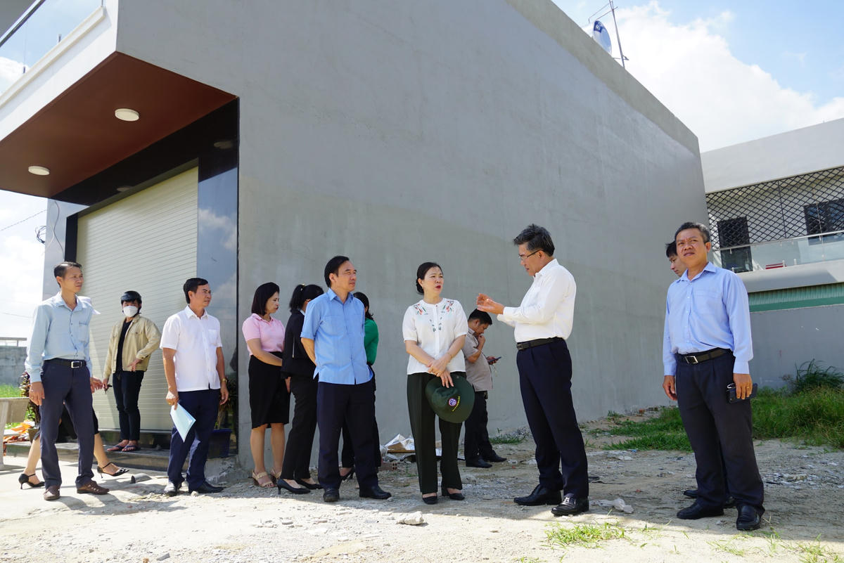 Bí thư Huyện ủy Long Thành Dương Minh Dũng (áo trắng) trao đổi với Phó Chủ tịch UBTƯ MTTQ Việt Nam Trương Thị Ngọc Ánh về một số vấn đề tại khu tái định cư. Ảnh: Mạnh Thìn.