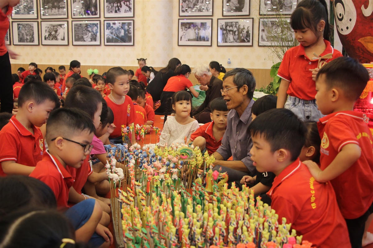 Các em thiếu nhi tham gia Lễ hội Trung thu 2022 có cơ hội trải nghiệm thực tế làm ra các sản phẩm Trung thu truyền thống.