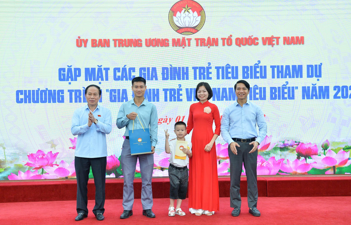 Phó Chủ tịch - Tổng Thư ký Lê Tiến Châu tặng quà các gia đình trẻ Việt Nam tiêu biểu năm 2022.