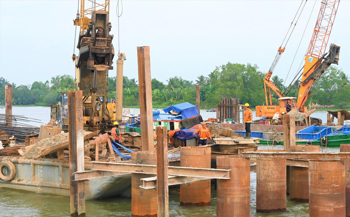 Thi công cầu Rạch Miễu 2 nối tỉnh Tiền Giang và Bến Tre.