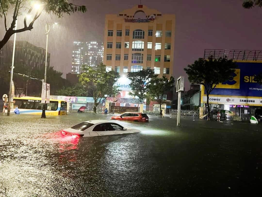 Mưa lớn làm nhiều tuyến đường trung tâm TP Đà Nẵng ngập sâu ngày 14/10.