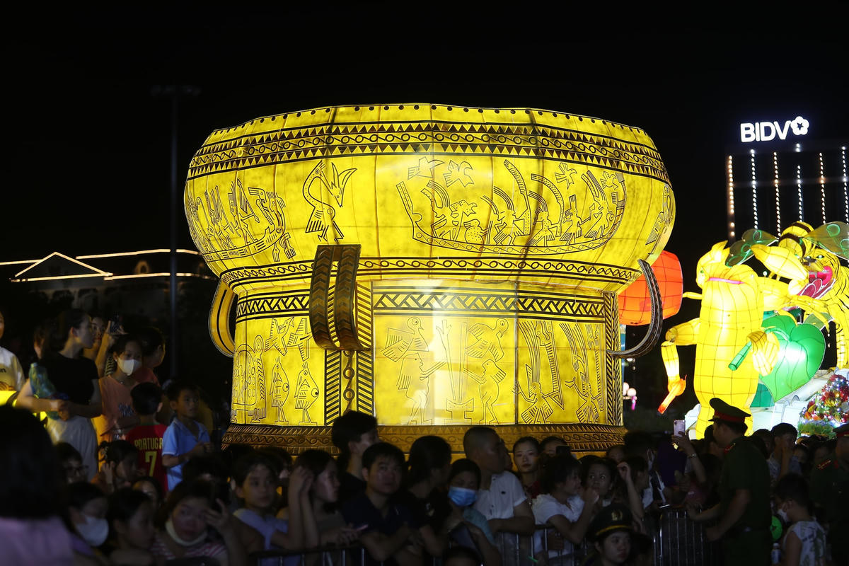 Những mô hình đèn Trung thu khổng lồ, riêng có và rực rỡ sắc màu trên khắp Tuyên Quang.