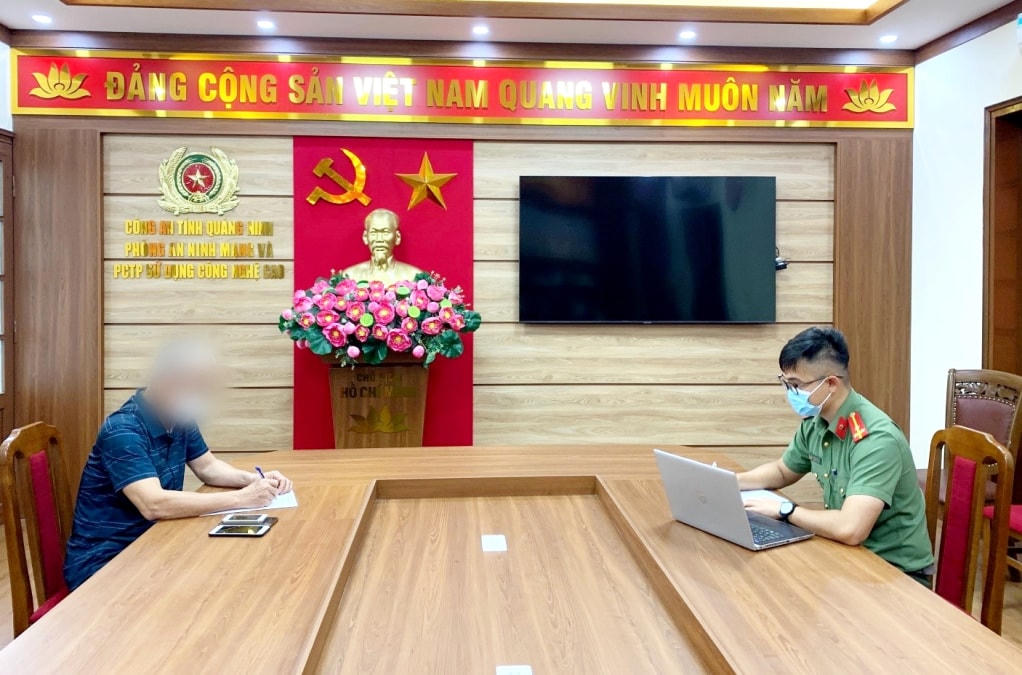 Cơ quan Công an làm việc với người vi phạm.