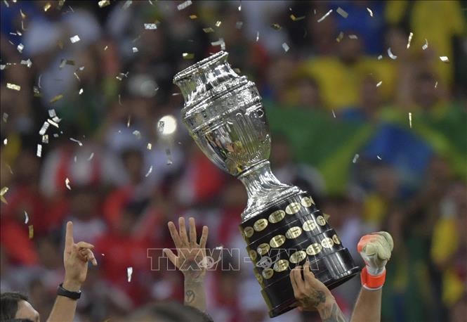 Các cầu thủ Brazil giơ Cúp vô địch Copa America sau khi giành chiến thắng trước đội tuyển Peru trong trận chung kết tại sân vận động Maracana ở Rio de Janeiro, Brazil, ngày 7/7/2019. Ảnh tư liệu: AFP/TTXVN.
