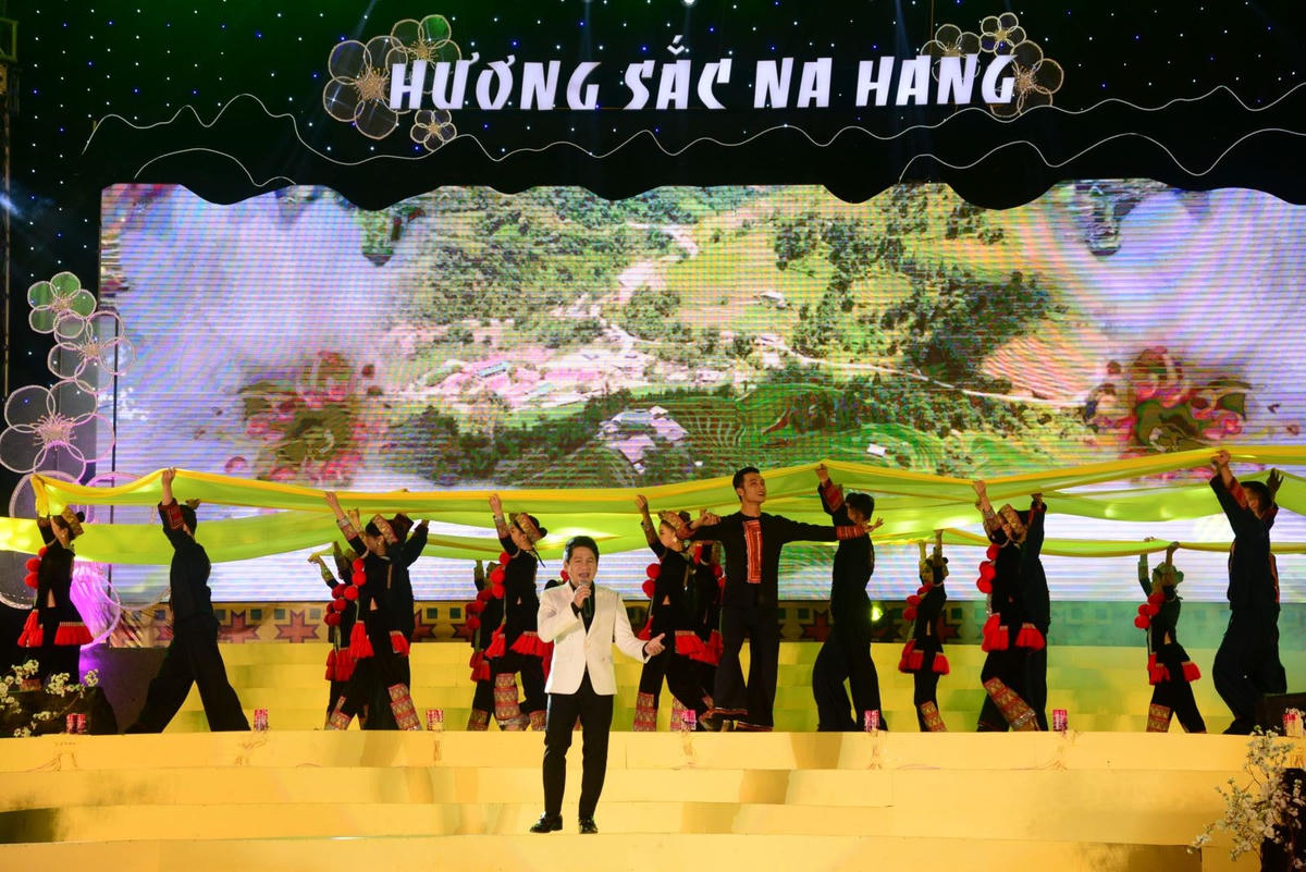 Chương trình nghệ thuật đặc sắc trong đêm khai mạc lễ hội Hương sắc Na Hang với sự tham gia của nhiều nghệ sỹ nổi tiếng như Trọng Tấn, Đỗ Tố Hoa...