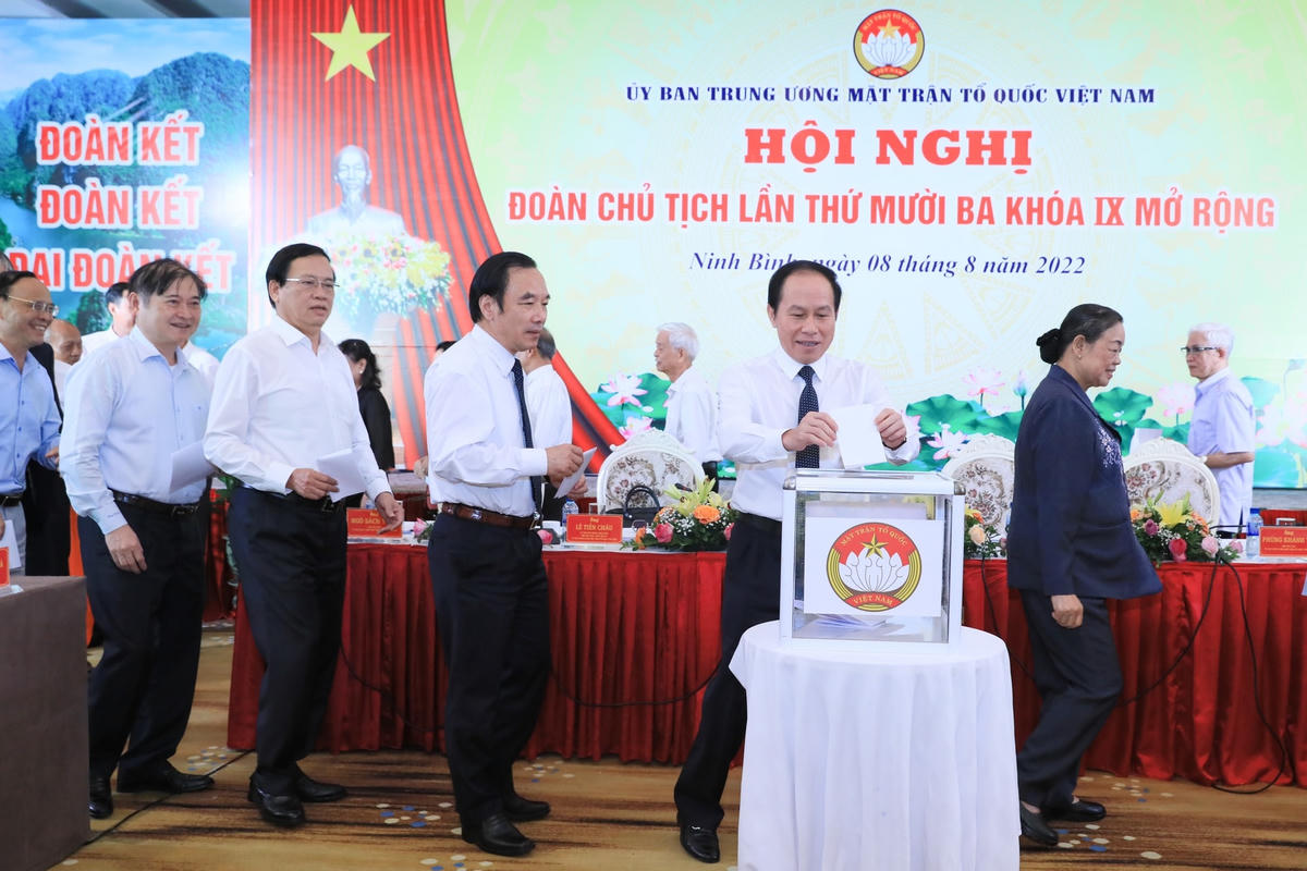 Đoàn Chủ tịch tiến hành bỏ phiếu tín nhiệm đối với các chức danh trong Ban Thường trực UBTƯ MTTQ Việt Nam khóa IX. Ảnh: Quang Vinh.