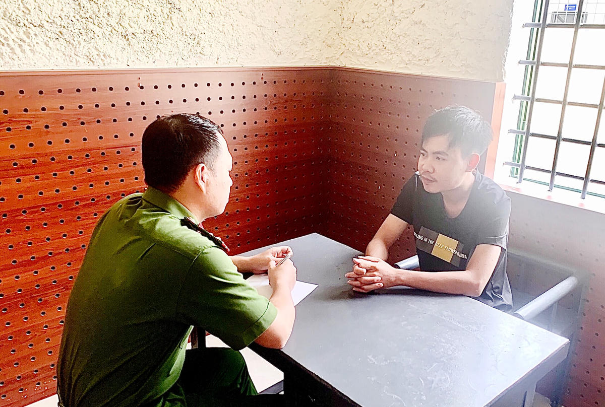 Cơ quan CSĐT huyện Can Lộc làm việc với Trần Quốc Anh.