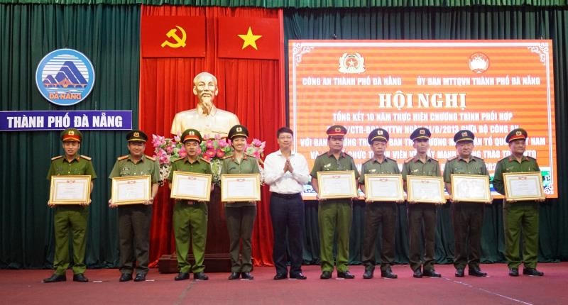 Các tập thể, cá nhân có thành tích xuất sắc được khen thưởng. Ảnh: Công an Đà Nẵng.