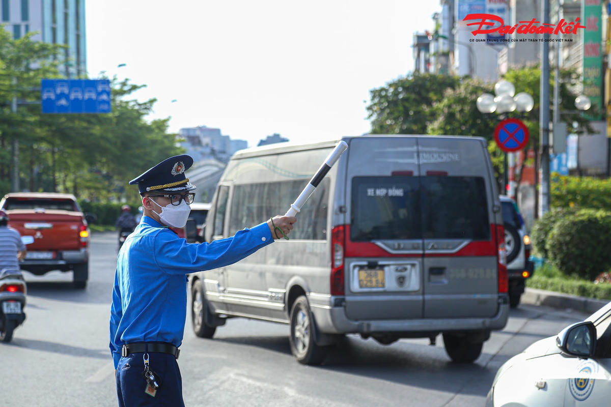 Lực lượng Thanh tra giao thông phân luồng đảm bảo an toàn giao thông.
