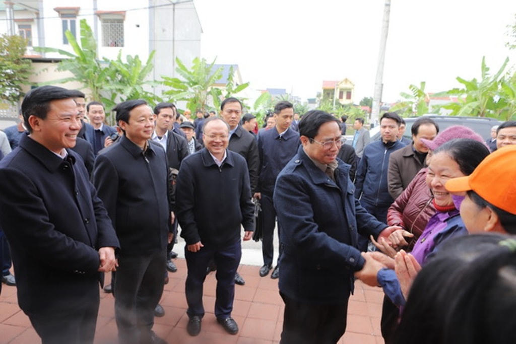 Đến thăm bà con diện tái định cư ở thôn 4, xã Đông Minh, huyện Đông Sơn, thay mặt lãnh đạo Đảng, Nhà nước, Thủ tướng Chính phủ Phạm Minh Chính cảm ơn bà con đã nhường mặt bằng cho dự án cao tốc và mong chính quyền và bà con tiếp tục phát huy truyền thống văn hóa, lịch sử của vùng đất Đông Sơn, xây dựng quê hương ngày càng đổi mới, xây dựng khu dân cư kiểu mẫu.