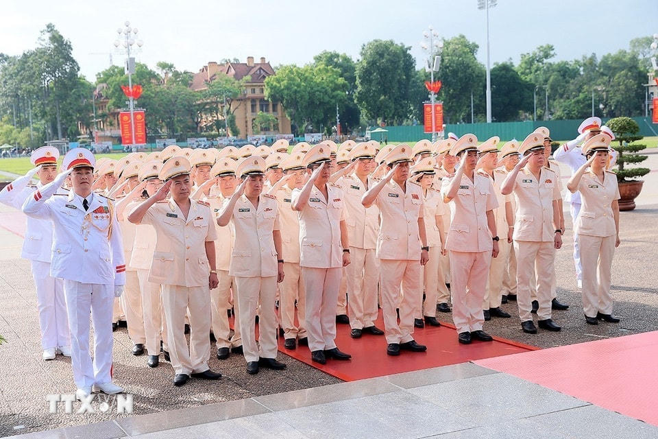 Đoàn đại biểu Đảng ủy Công an Trung ương - Bộ Công an đặt vòng hoa tưởng niệm Chủ tịch Hồ Chí Minh. (Ảnh: An Đăng/TTXVN)