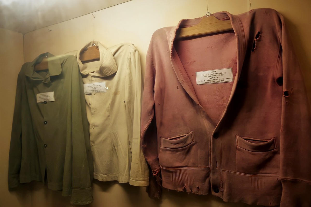 Nơi đây còn lưu giữ 2 đôi dép cao su, cùng mũ và cuốc xẻng được tìm thấy ngay tại hố bom các chị hy sinh. Ngoài ra, còn 3 chiếc áo của chị Võ Thị Hợi, Nguyễn Thị Xuân, Trần Thị Hường lấm lem bùn đất, chỗ lành chỗ rách.