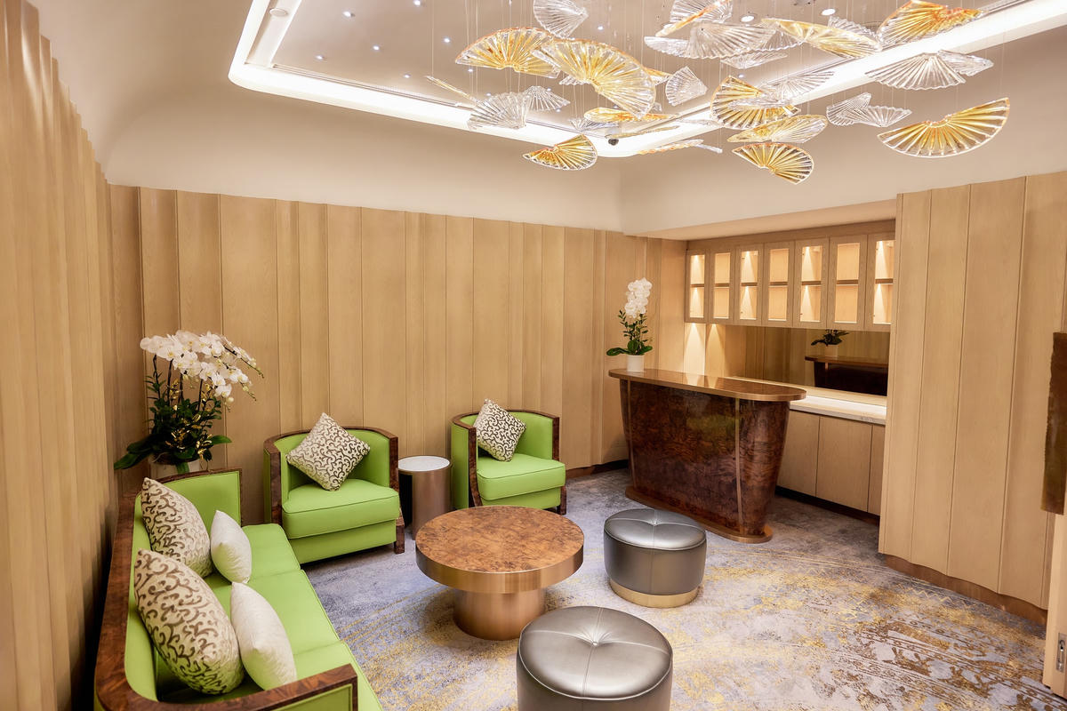 Khu vực chiêu đãi dành riêng cho khách VIP trước hoặc sau buổi biểu diễn, với những món ăn, đồ uống độc đáo được thực hiện và chế biến riêng theo chủ đề của từng buổi diễn.