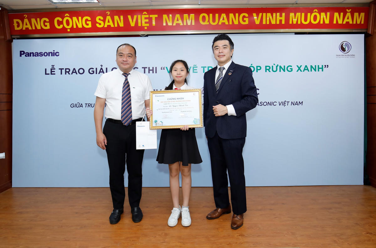 Ban tổ chức trao giải cho học sinh có bức tranh ấn tượng về môi trường.