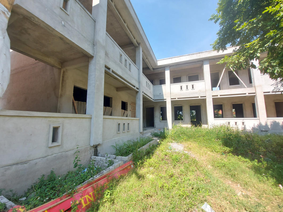 Ngoài ảnh hưởng đến việc học tập, công trình xây dựng dang dở còn gây ra nguy cơ mất an toàn khi vật liệu xây dựng để ngổn ngang, các phần xây trát thô có nguy cơ rơi vỡ vào người học sinh. Để phòng tránh việc này, nhà trường đã quán triệt và nhắc nhở nghiêm cấm các em không được sang chơi tại đây.