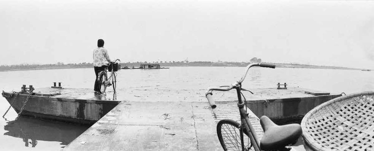 Bên này Yên Sở, bên kia Bát Tràng, Hà Nội – 2000.  