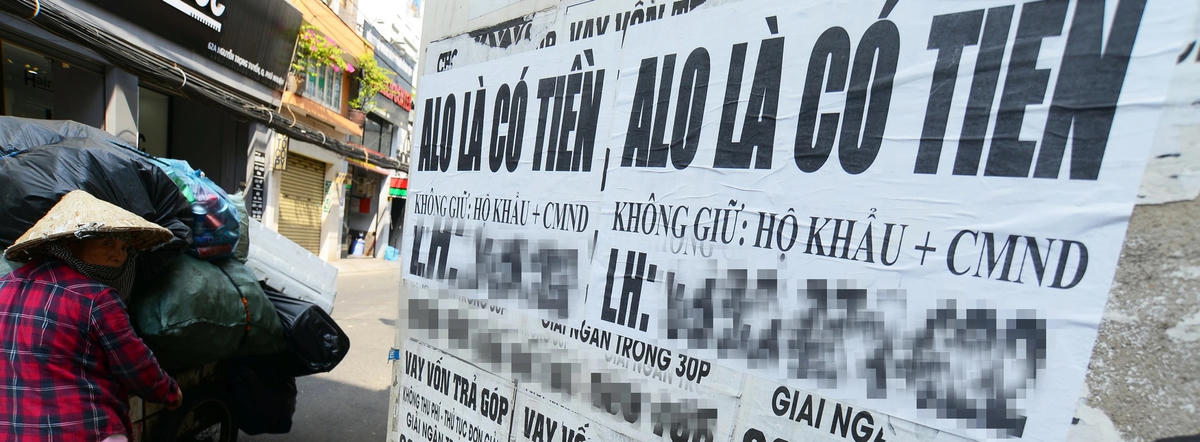Quảng cáo vay nóng bủa vây.
