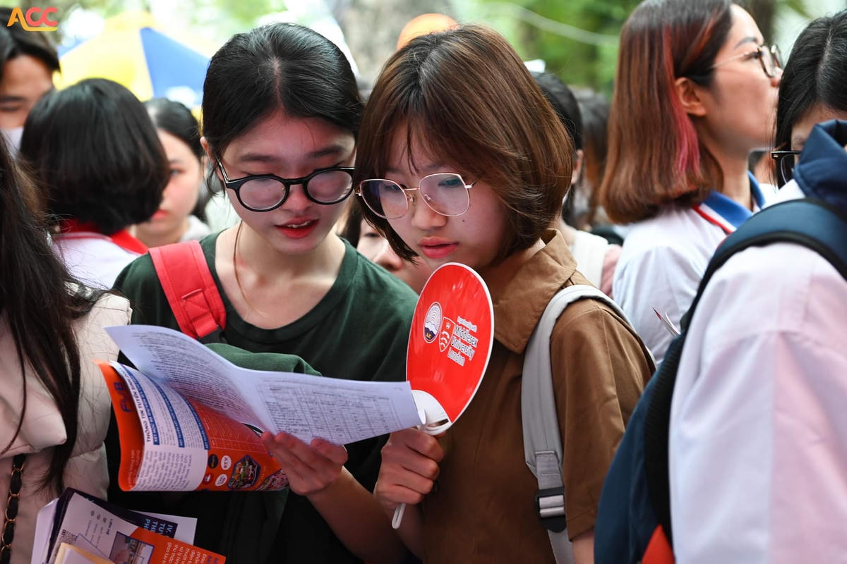 Học sinh tham gia Ngày hội tư vấn tuyển sinh - hướng nghiệp năm 2023. Ảnh: TL.