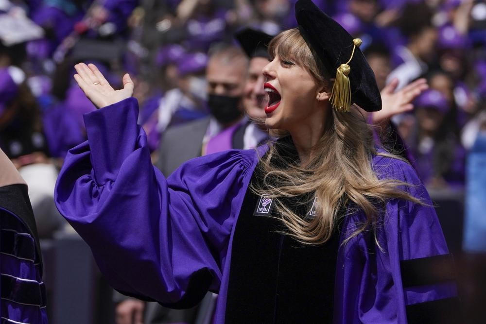 [ẢNH] Taylor Swift nhận bằng Tiến sĩ Danh dự của Đại học New York